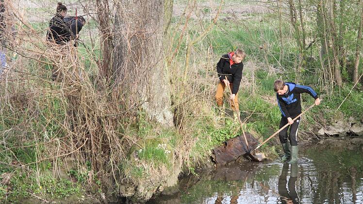 Nick Erhardt und Max Grün schafften es nicht alleine, den PVC-Boden aus dem Bach zu hieven.