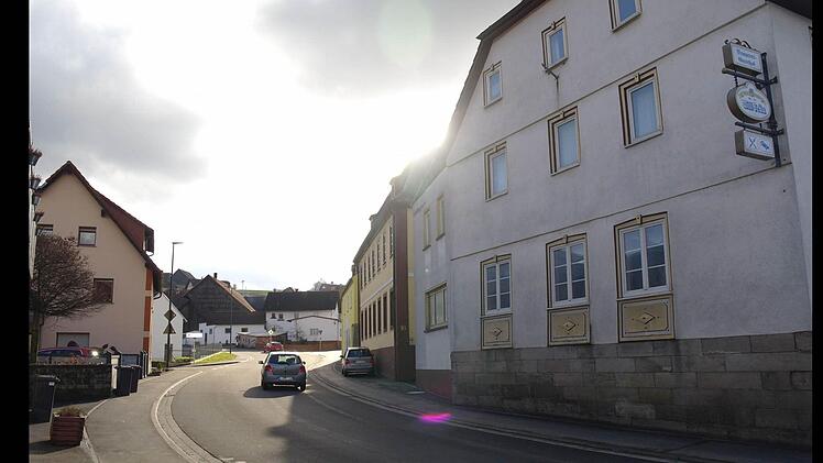 Im Kreuzungsbereich in Motten soll ebenfalls k eine Werbeanlage angebracht werden. Diese würde sich in Nachbarschaft des ehemaligen Amtshaus und des Brauereigasthofs verunstaltend wirken. Foto: Stephanie Elm