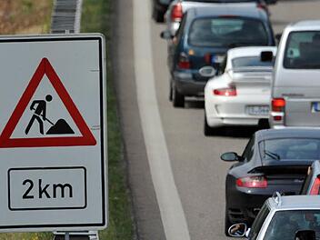 Baustellenschilder auf der Autobahn. In Franken muss in diesem Jahr wieder verstärkt mit Behinderungen wegen dringend notwendiger Baumaßnahmen gerechnet werden. Foto: Seeger/dpa