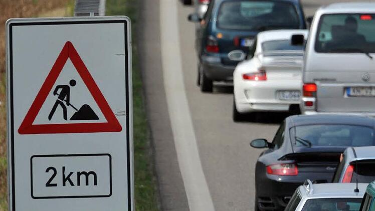 Baustellenschilder auf der Autobahn. In Franken muss in diesem Jahr wieder verstärkt mit Behinderungen wegen dringend notwendiger Baumaßnahmen gerechnet werden. Foto: Seeger/dpa