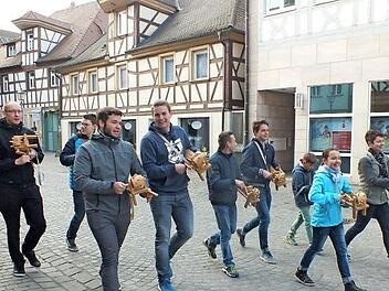 Mit Ratschen zogen die Ministranten durch die Hauptstraße.  Foto: Manfred Welker