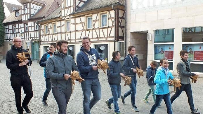 Mit Ratschen zogen die Ministranten durch die Hauptstraße.  Foto: Manfred Welker
