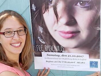 Tanja Dowerg beim Anbringen eines Plakats zum Auftritt von Fee Badenius in Loffeld. Foto: Matthias Einwag