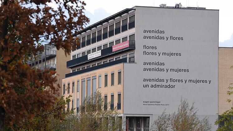 Dieses Gedicht an der Fassade der Berliner Alice-Salomon-Hochschule soll übertüncht werden.  Foto: Britta Pedersen/dpa