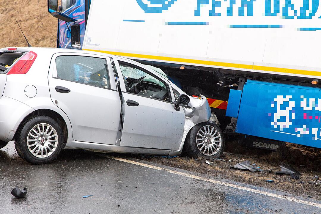 Tödlicher Unfall auf B303: Auto kracht in Lkw und wird mitgerissen
