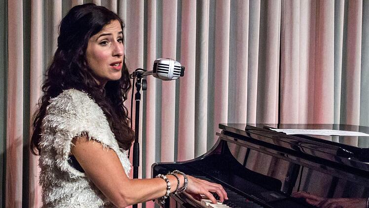 Ein Wiederhören mit der Singer-Songwriterin Ann Vriend gab es in Coburg. Am E-Bass begleitete Reid Thiel die Sängerin und Pianistin.Foto: Jochen Berger