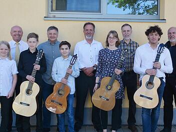 Glückwünsche gab es für die Preisträger des Landeswettbewerbs "Jugend musiziert" aus Rhön-Grabfeld und Bad Kissingen. Unser Bild zeigt  (vorne, von links): Nils Jano Kolbe, Maximilian Kreuzer, Konrad Klöhr, Sarah Elsner, Timo Schneider  sowie (hinten, von links) Landrat Thomas Habermann, Jaroslaw Kantorski, Ulrich Wehner, Leiter der Kreismusikschule, Ludger Unland sowie  Andrej Gontscharow. Hanns Friedrich