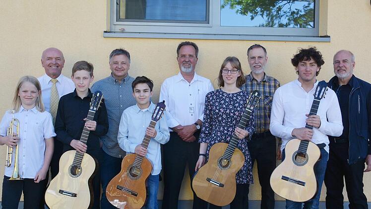 Glückwünsche gab es für die Preisträger des Landeswettbewerbs "Jugend musiziert" aus Rhön-Grabfeld und Bad Kissingen. Unser Bild zeigt  (vorne, von links): Nils Jano Kolbe, Maximilian Kreuzer, Konrad Klöhr, Sarah Elsner, Timo Schneider  sowie (hinten, von links) Landrat Thomas Habermann, Jaroslaw Kantorski, Ulrich Wehner, Leiter der Kreismusikschule, Ludger Unland sowie  Andrej Gontscharow. Hanns Friedrich