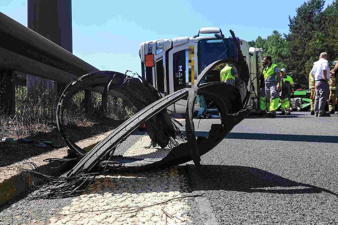 Reifen platzt: Lkw durchbricht auf A73 bei Bamberg Mittelleitplanke