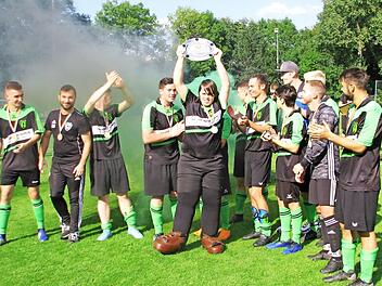 Gl&uuml;ckliche Sieger 2019: die gemischte Mannschaft der TSG Niederf&uuml;llbach feiert die erste Meisterschaft der Quattro-Liga.  Foto: Norbert Karbach