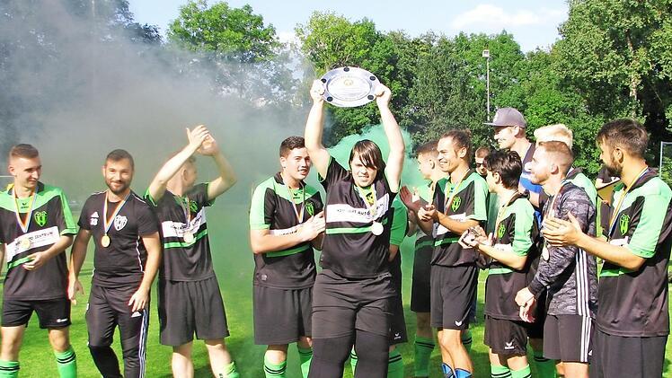 Gl&uuml;ckliche Sieger 2019: die gemischte Mannschaft der TSG Niederf&uuml;llbach feiert die erste Meisterschaft der Quattro-Liga.  Foto: Norbert Karbach