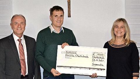 Bei der Spendübergabe (von links): Bürgermeister Markus Grüner, Jochen Schürer (Firma Greenovative) und Alexandra Kraft (Leiterin des Kindergartens)