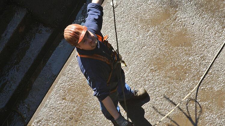 Mit einem Seil wird das Tor sachte gezogen. Nur nicht zu viel Schwung, der könnte sich verheerend auswirken.