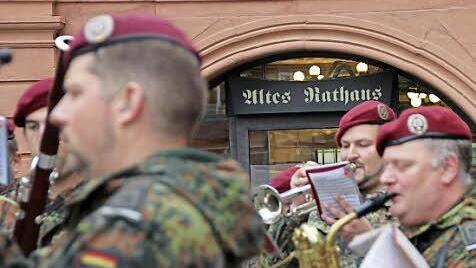 Das Heeresmusikkorps Veitshöchheim spielt vor dem Alten Rathaus zugunsten einer Spendensammlung des Volksbundes Deutsche Kriegsgräberfürsorge. Fotos: Benedikt Borst