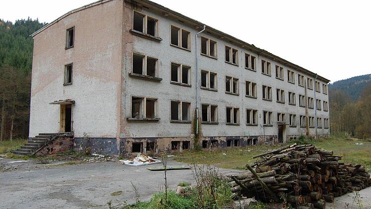 Hier waren bis zur Wende die Grenzsoldsaten von Heinersdorf untergebracht. Das Gebäude ist seitdem ungenutzt und verfällt immer mehr.