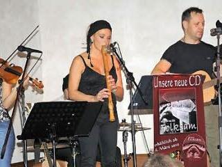 Die Gruppe "Folksam" sorgte beim Irischen Abend im "Schwarzen Adler" in Unfinden schon einmal für Bombenstimmung. Am Samstag wollen die Musiker das wieder tun. Foto: Archiv, Gerold Snater