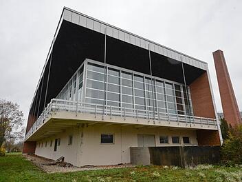 Das alte Hallenbad am Margaretendamm wird wohl noch eine Weile leer stehen. Foto: Ronald Rinklef