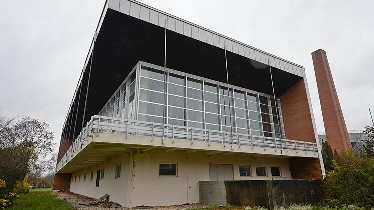 Das alte Hallenbad am Margaretendamm wird wohl noch eine Weile leer stehen. Foto: Ronald Rinklef