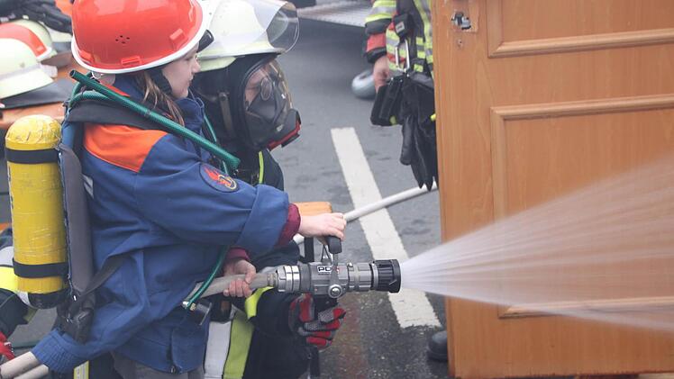 Bei der Feuerwehr konnte jeder einmal selbst einen Brand löschen. Foto: Matthias Einwag