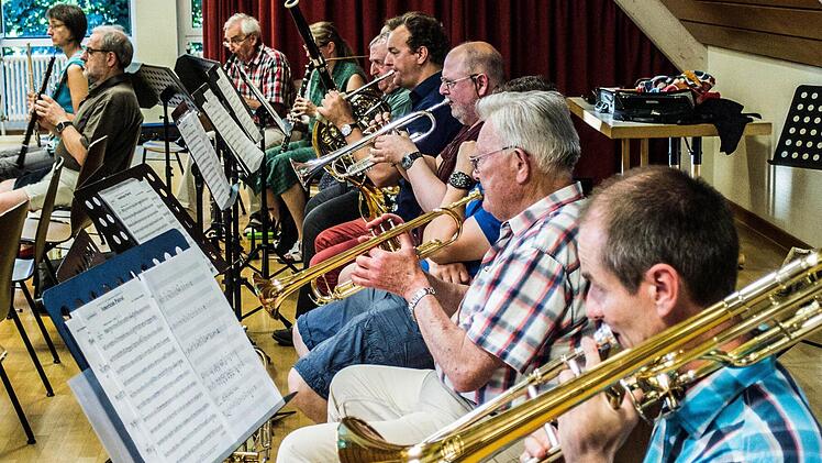 Intensiv bereitet sich das Orchester der "Musikfreunde Neustadt" auf sein Open-Air-Konzert am Sonntag (3. Juli) im Freibad vor.Foto: Jochen Berger