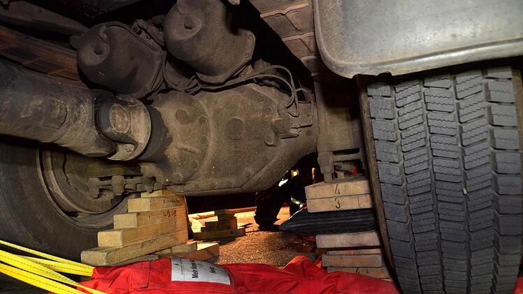 Unter realistischen Bedingungen übten die Feuerwehren aus Bad Kissingen, sowie Aschach und Oberthulba den Ernstfall.  Foto: Peter Rauch