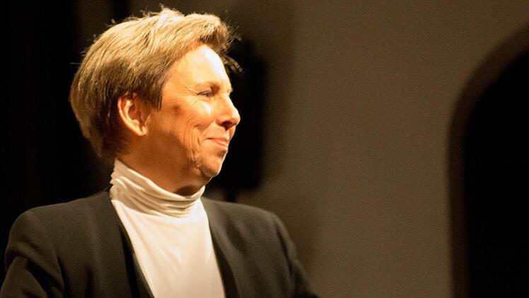 Die aus Kronacher Dirigentin Elke Burkert nimmt die Ovationen des Publikums entgegen. Foto: privat