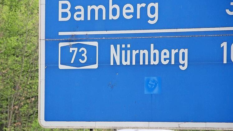 Das Loch wurde mittlerweile von der Autobahnmeisterei Knetzgau überklebt.