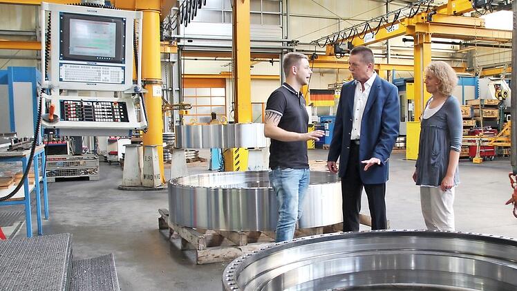 Firmengründer und Geschäftsführer Erich Ruß (Mitte) und Marketing-Managerin Andrea Meißner mit Schichtmeister Stefan Banzer vor einem Rollenlager.  Foto: Andreas Dorsch