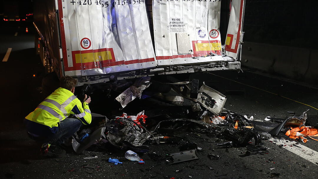 Kleintransporter rast in Lkw: Fahrer tödlich verletzt
