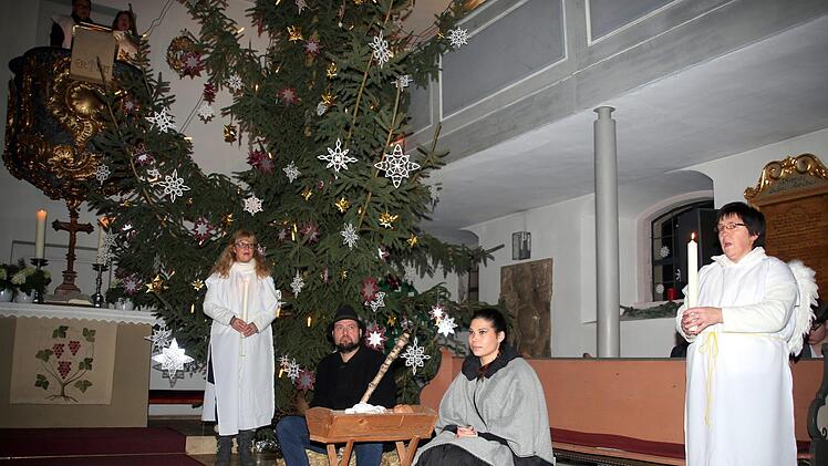 Ein Krippenspiel von Erwachsenen präsentierte am Heiligen Abend die Kirchengemeinde Heilgersdorf. Die Hauptrollen spielten Eva Lotte Braunreuther als Maria und Ullrich Schmidt als Josef, hier flankiert von den Engeln Susanne Heubner (rechts) und Susanne Dietz. Foto: Bettina Knauth