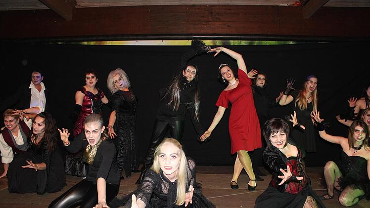 Die "Meemaids" heizten mit ihrer choreografisch gelungenen Interpretation von "Der Tanz der Vampire" ein.Christiane Reuther