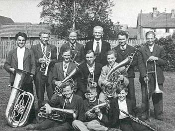 Musiker im Jahre 1945: Hermann Ankenbrand, Adalbert Geiling, Alfons Geßner, Fabian Schlembach, Philibert Gehring, Adrian Fleischmann (hinten), Otto Hornung, Willibald Geßner, Paul Scheuring (Mitte) sowie Rudolf Geßner, Ludwig Trost und Otto Geiling (vorne). Repro: Anton Then