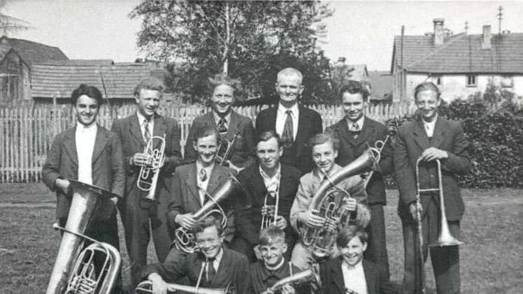 Musiker im Jahre 1945: Hermann Ankenbrand, Adalbert Geiling, Alfons Geßner, Fabian Schlembach, Philibert Gehring, Adrian Fleischmann (hinten), Otto Hornung, Willibald Geßner, Paul Scheuring (Mitte) sowie Rudolf Geßner, Ludwig Trost und Otto Geiling (vorne). Repro: Anton Then