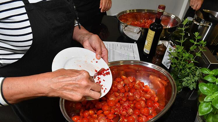 Kochen mit den Gemüsen des Monats - Impressionen vom Kochworkshop im Kulmbacher MupäzFoto: Ronald Rinklef