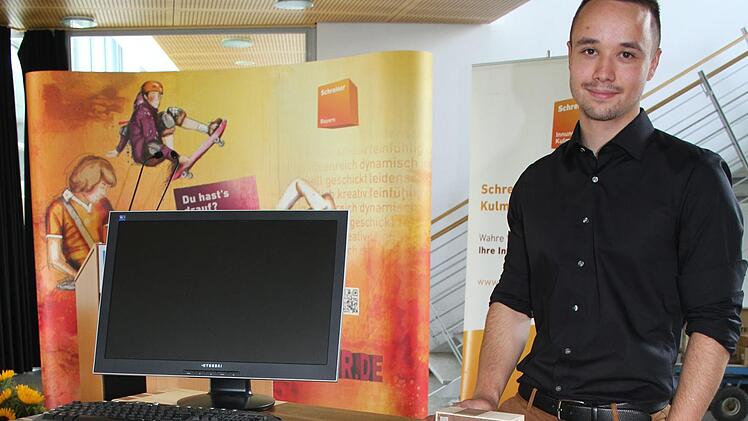 Fabio Turdi aus Mainleus machte beim Wettbewerb "Die gute Form" das Rennen und landete mit seinem Schreibtisch aus Esche und Nussbaum auf Platz eins.Sonny Adam