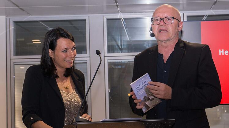 Stefanie Schleicher von der Buchhandlung "Osiander" hieß bei der Eröffnung des 2. Literaturfestivals Haßfurt in der Sparkassengalerie in Haßfurt den Autor Roman Rausch willkommen.