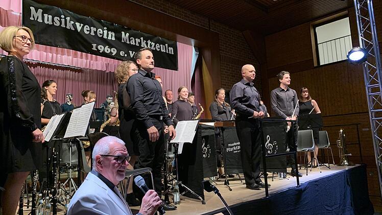 Vorsitzender Heinz Fischer (vorne) mit dem Hauptorchester des Musikvereins MarktzeulnKarin Sträßner