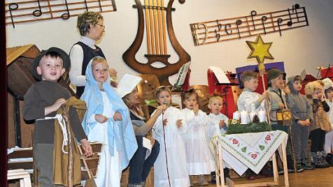 Der Kindergarten St. Elisabeth bereicherte den Seniorennachmittag in Buchbach mit einem Auftritt. Foto: Uwe Zipfel