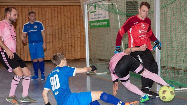 Turbulente Szene erlebte man beim Turbine Hallencup für Hobbymannschaften. Klaus Gagel