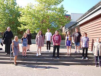Über den "Mittleren Schulabschluss" an der Freiherr von Lutz Mittelschule und den Start in einen neuen Lebensabschnitt freuten sich Pater Rudolph von der Pfarrei Münnerstadt, Klassenlehrerin Jessica Gabold, Darleen Zapf, Elisa Fehler, Celina Müller, Julian Braun, Michael Wottschel, Natalia Wojtkiewicz, Jakob Hanshans, Linus Schlembach und Rektorin Freifrau Ulrike von und zu der Tann. Foto: Manfred Mellenthin