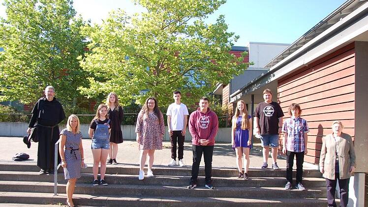 Über den "Mittleren Schulabschluss" an der Freiherr von Lutz Mittelschule und den Start in einen neuen Lebensabschnitt freuten sich Pater Rudolph von der Pfarrei Münnerstadt, Klassenlehrerin Jessica Gabold, Darleen Zapf, Elisa Fehler, Celina Müller, Julian Braun, Michael Wottschel, Natalia Wojtkiewicz, Jakob Hanshans, Linus Schlembach und Rektorin Freifrau Ulrike von und zu der Tann. Foto: Manfred Mellenthin