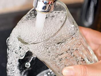 Damit das Wasser weiterhin aus dem Hahn fließen kann, müssen Leitungen neu verlegt werden.