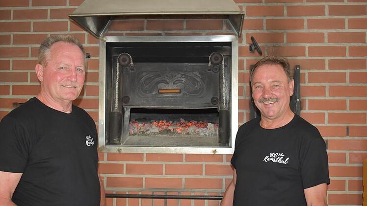 Heinz Kaiser (links) und Erich Warmuth vom Backhauspennerclub sorgen dafür dass der Backofen richtig angeschürt ist.