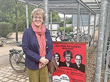 Natascha Kohnen steht vor dem Ankündigungsplakat der Veranstaltung in Buckenhof.