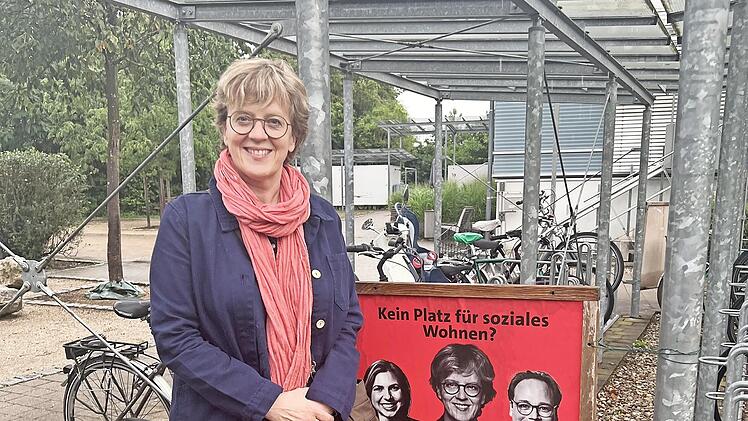 Natascha Kohnen steht vor dem Ankündigungsplakat der Veranstaltung in Buckenhof.