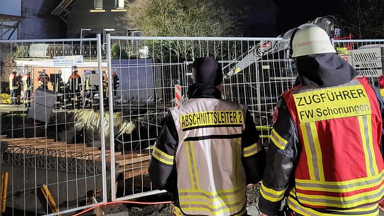 Schonungen: Gemeindeteil drohte zu überschwemmen - mehrere Feuerwehren im Einsatz