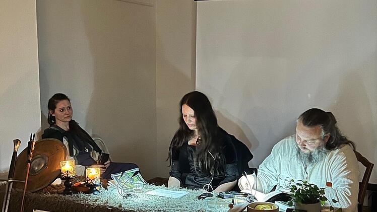 Gw&eacute;nola Brux (Mitte) las in Bad Br&uuml;ckenau Passagen aus ihren beiden Mittelalter-Romanen &bdquo;1365 &ndash; Das Erwachen&ldquo; und &bdquo;1365 &ndash; Abgrund&ldquo;. Unterst&uuml;tzt wurde sie dabei von Carolin Fries (links) und Sascha Fidyka (rechts), der einer Figur aus den Romanen s...