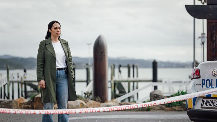 Als Detective Mihi Renata (Roimata Fox) beschloss, einen Job in ihrem Heimatort anzunehmen, wusste sie nicht, dass ihre Exfreundin Deb hier als Streifenpolizistin arbeitet. Schwer zu glauben, ist aber so.