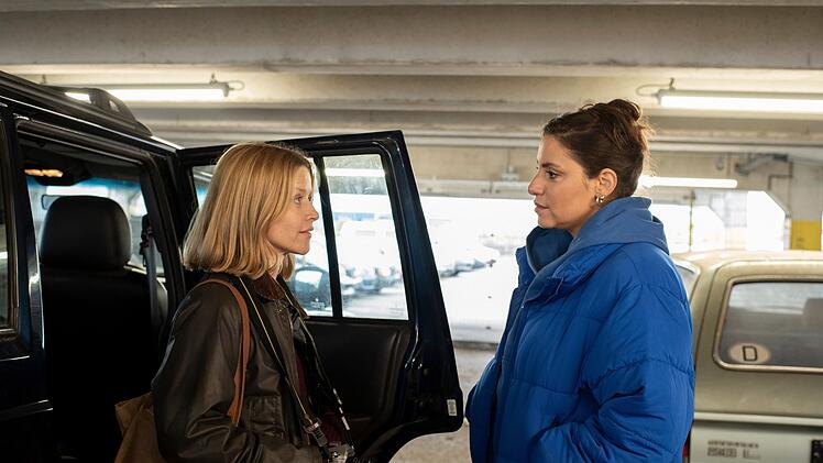 Mila Sahin (Almila Bagriacik, links) und Kriminalpsychologin Elli Krieger (Karoline Schuch) m&uuml;ssten sich eigentlich erst mal beschnuppern. Doch ein dramatischer Einsatz erfordert im "Tatort: Unter Feinden" ihre intensive Zusammenarbeit.