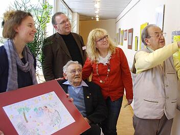 Im Lucas-Cranach-Haus in Kronach ist derzeit eine Ausstellung mit Bildern zur Weihnachtsgeschichte zu sehen. Das Bild zeigt (von links): Christina Ellner (soziale Betreuung), Heimleiter Harald Klier, Bewohner Eugen Engelhardt, Gerontofachkraft Martina Frank sowie Bewohner Johann Martin.  Foto: Heike Schülein